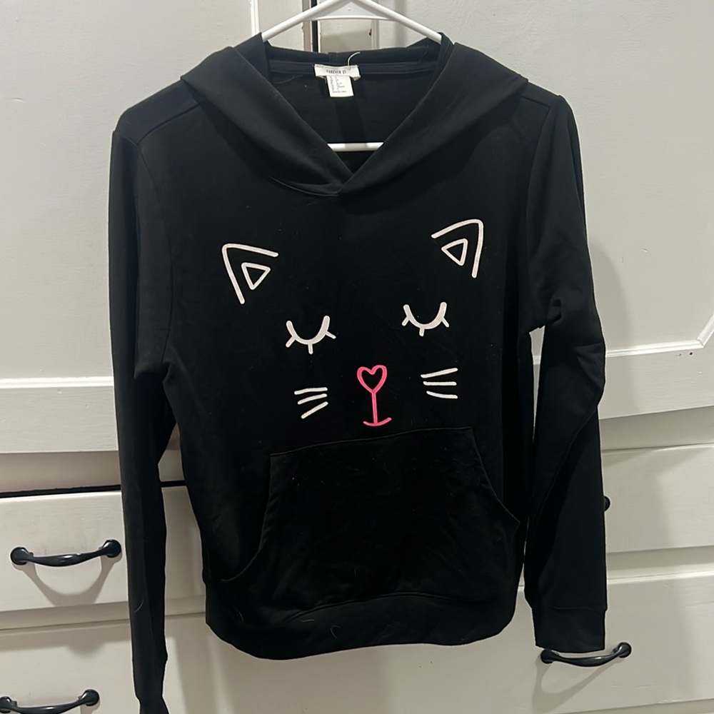 Cat 🐈‍⬛ lovers! Super cute black H&M hoodie with adorable cat print. Lightweight